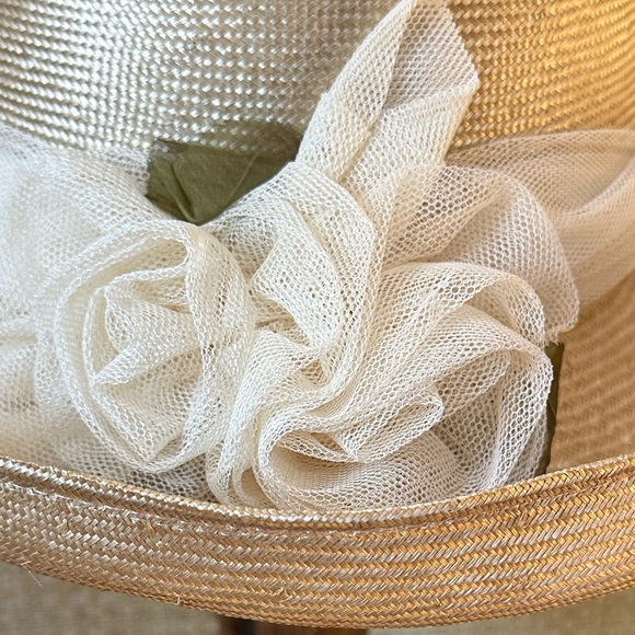 🌟HP🌟VTG 1990s Liz Claiborne Beige Straw Boater Hat with Netting Flowers & Band - Picture 5 of 13